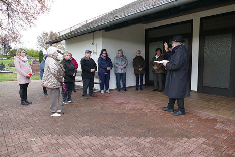 Gräbersegnung auf dem Friedhof in Balhorn